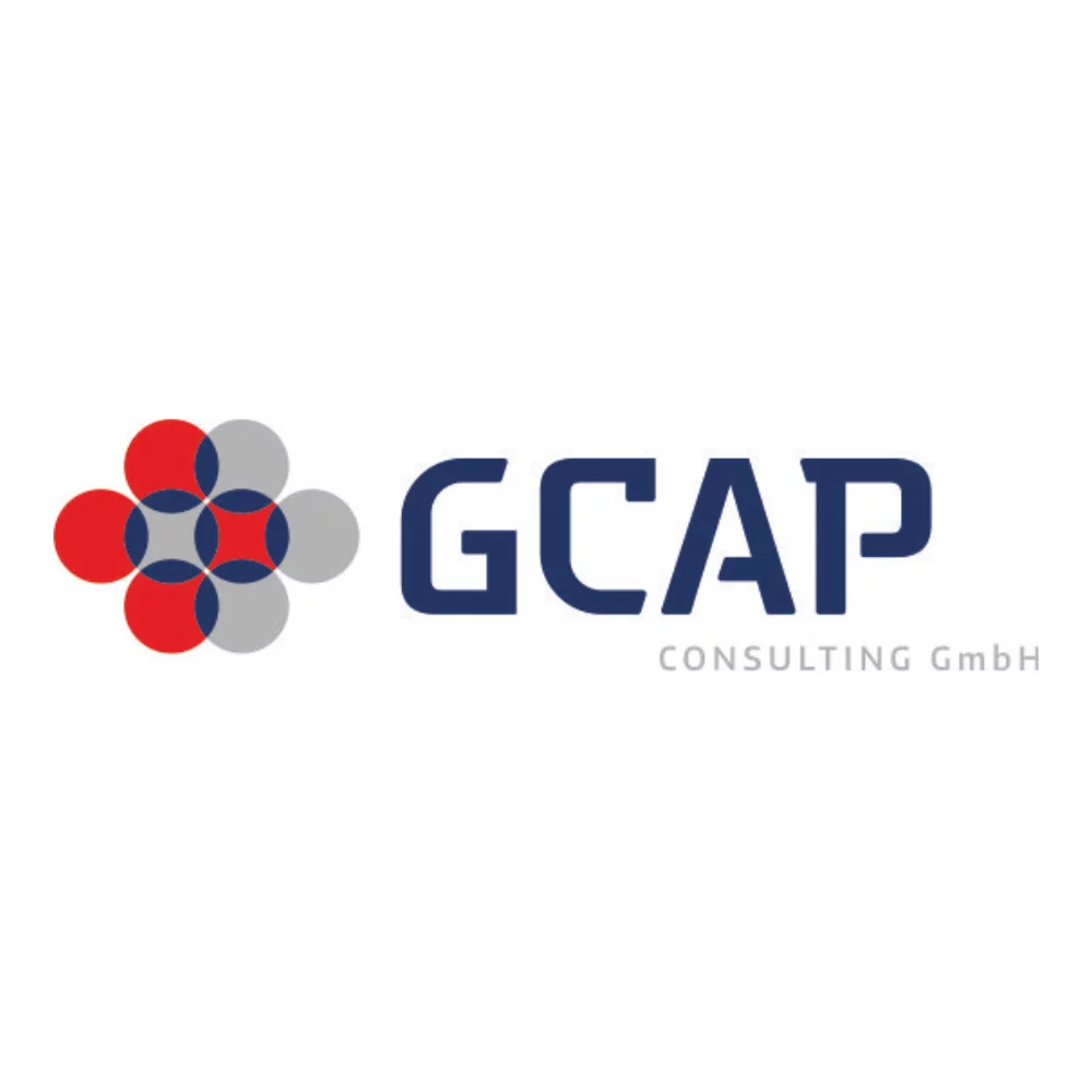 Logo von GCAP Consulting GmbH, bestehend aus einem geometrischen Design in rot, grau und blau, das die Buchstaben GCAP begleitet.