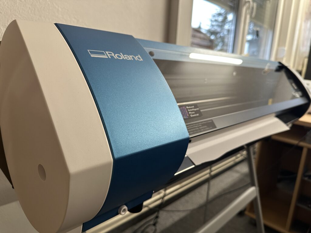 Roland Druck- und Schneideplotter in den Räumlichkeiten von MP Berufsbekleidung.