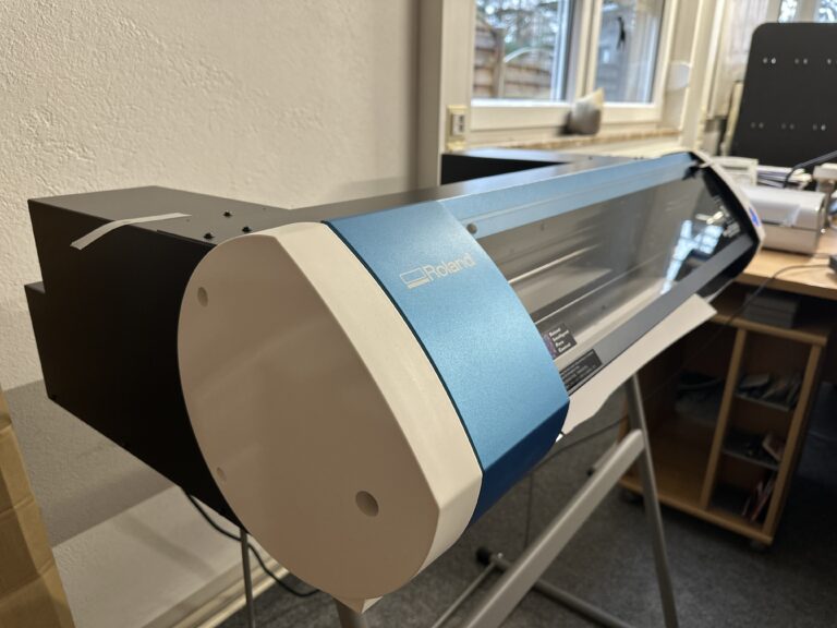 Roland Druckmaschine für professionellen Textildruck bei MP Berufsbekleidung.