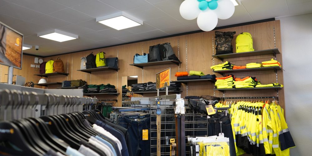 Innenansicht eines Bekleidungsgeschäfts mit Warnschutzkleidung, T-Shirts, Rucksäcken und Arbeitshosen bei MP Berufsbekleidung