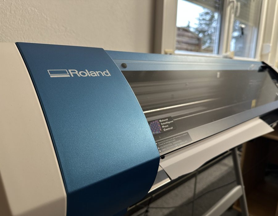 Nahaufnahme eines Roland Druck- und Schneideplotters bei MP Berufsbekleidung.