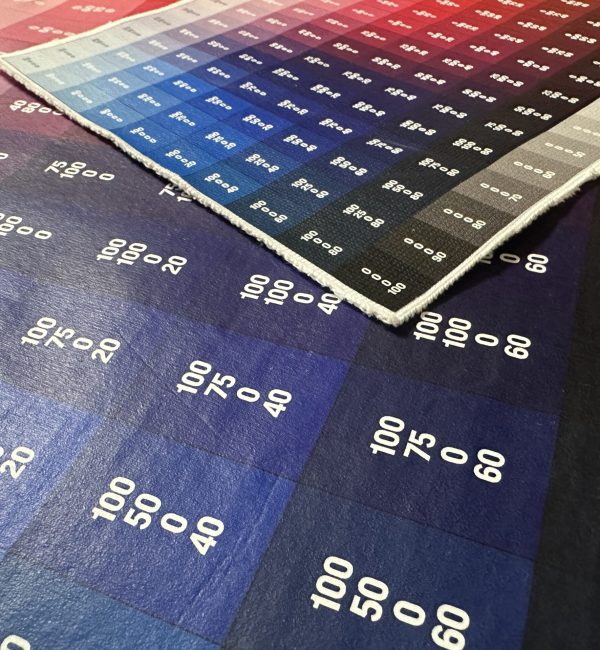 DTF-Druck Farbtest-Muster mit CMYK-Farbtönen, detaillierte Nahaufnahme auf blau-dominierte Skala.